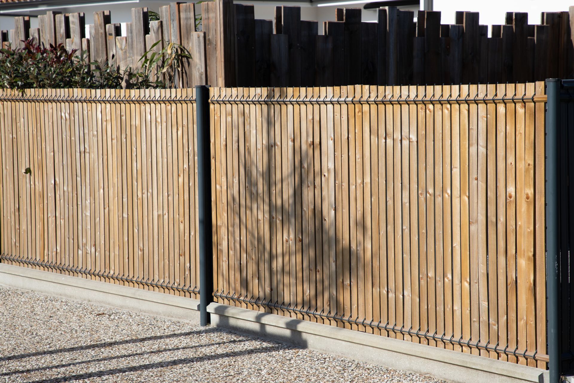 Clôture en bois avec un soubassement en béton