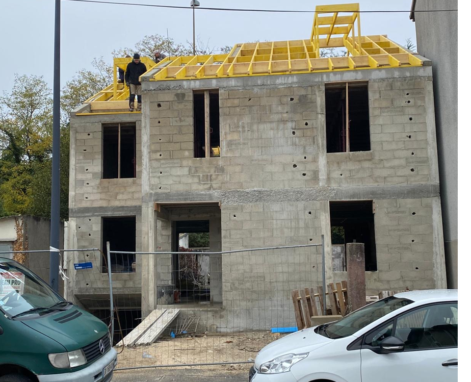 Maison en parpaing à un étage en cours de construction