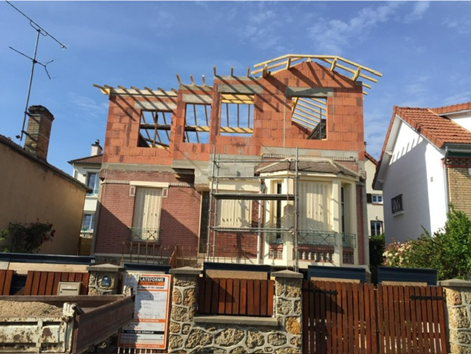 Travaux de surélévation sur une maison en brique