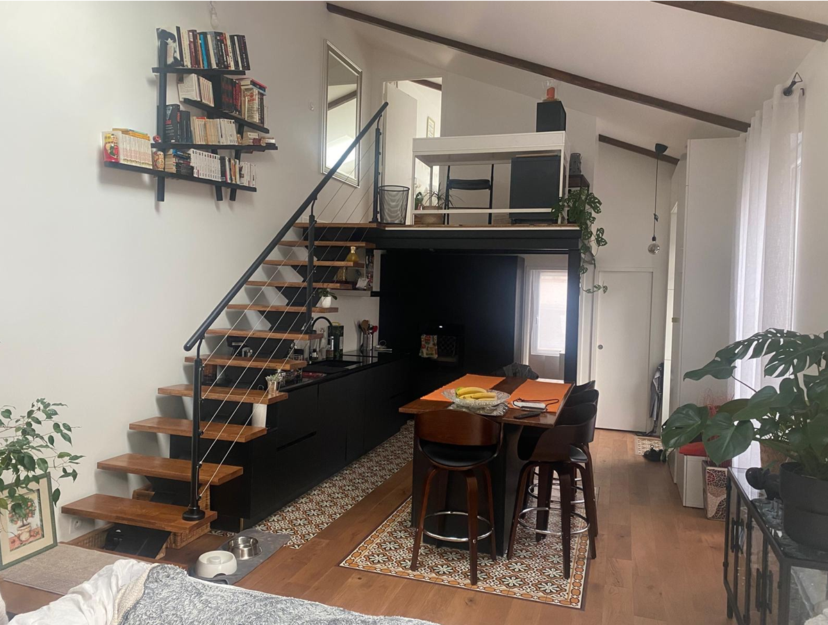 Pièce à vivre avec cuisine ouverte et mezzanine