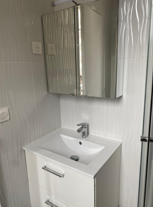 Meuble vasque moderne dans une salle d’eau entièrement refaite
