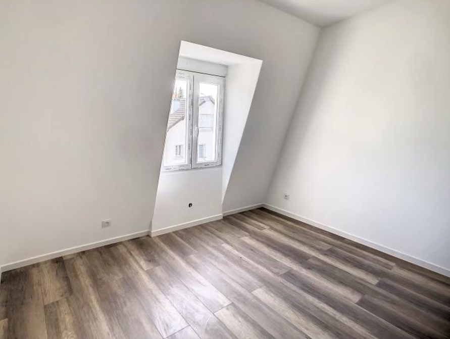 Combles isolés et aménagés avec parquet et fenêtre en chien assis