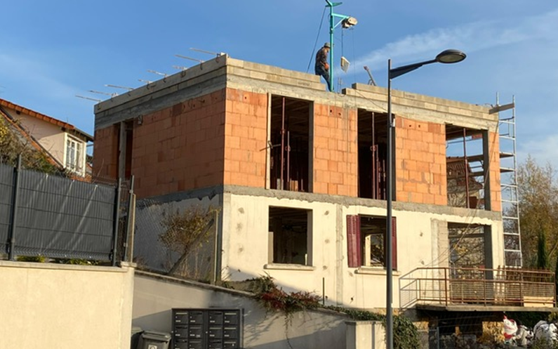 Maison à étages en construction