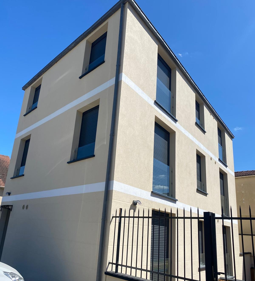 Immeuble neuf avec grille métallique