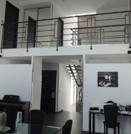 Pièce de vie rénovée avec mezzanine, escalier acier et garde-corps design