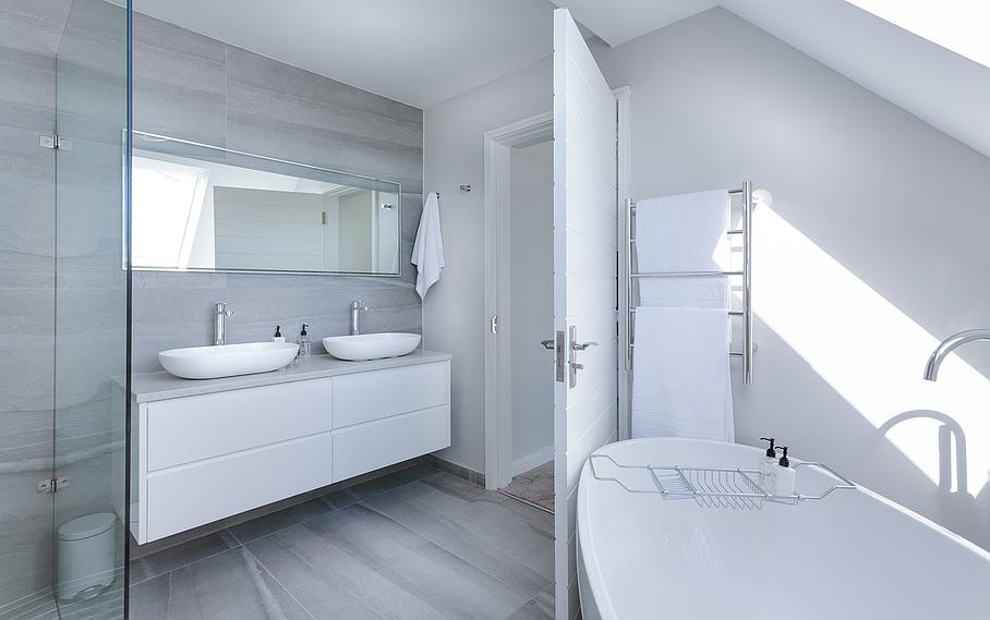 Salle de bains entièrement blanche et accessoires chromés