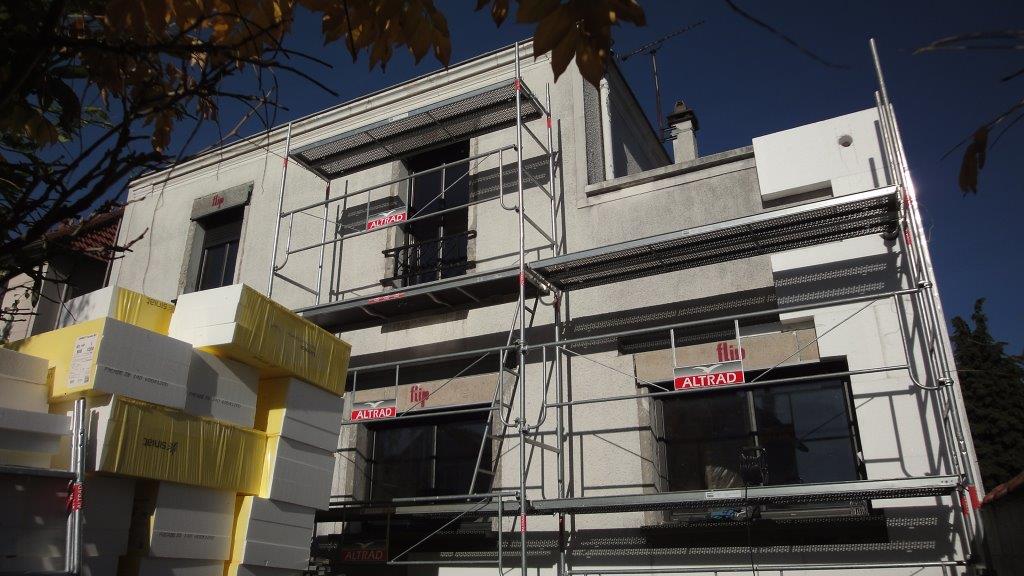 Isolation par l'extérieur avec des panneaux en polystyrène