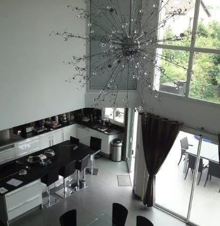 Maison moderne avec grande verrière intérieure et cuisine équipée