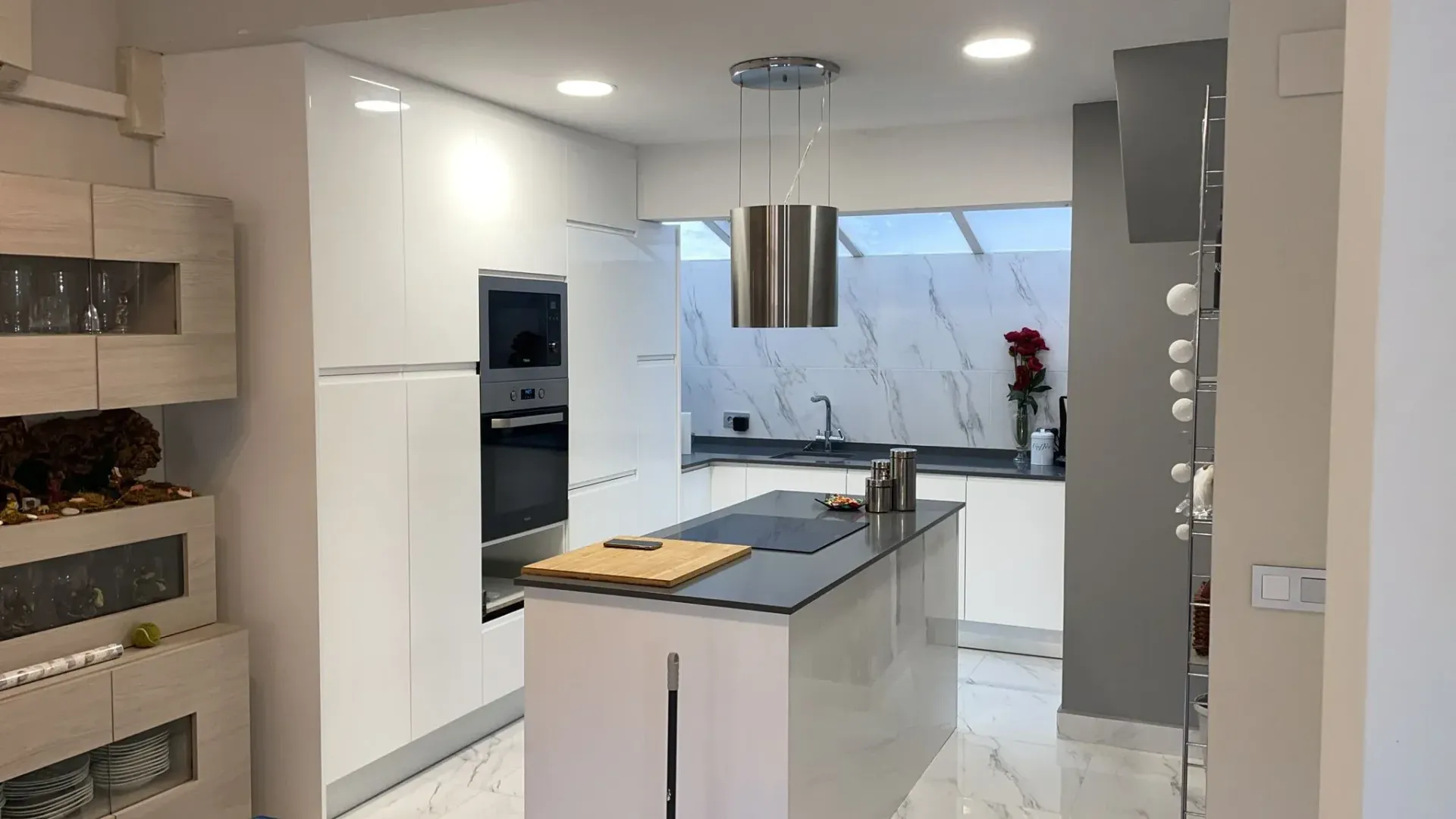 Cucarachas arrastrándose sobre migas y baldosas en el piso cerca de una pared.