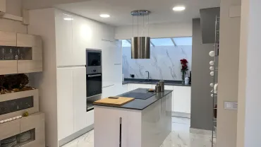 Cucarachas arrastrándose sobre migas y baldosas en el piso cerca de una pared.