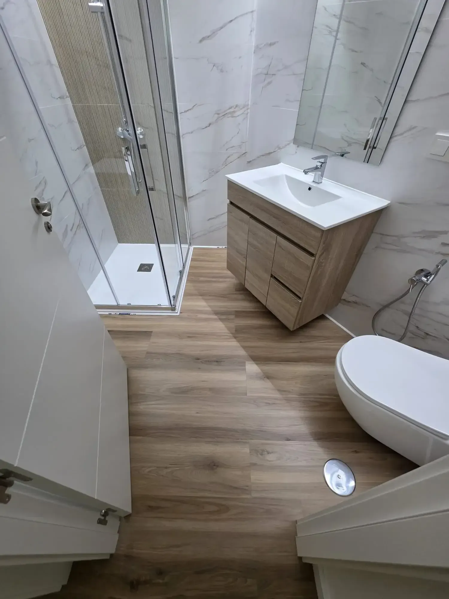 Cucarachas arrastrándose sobre migas y baldosas en el piso cerca de una pared.