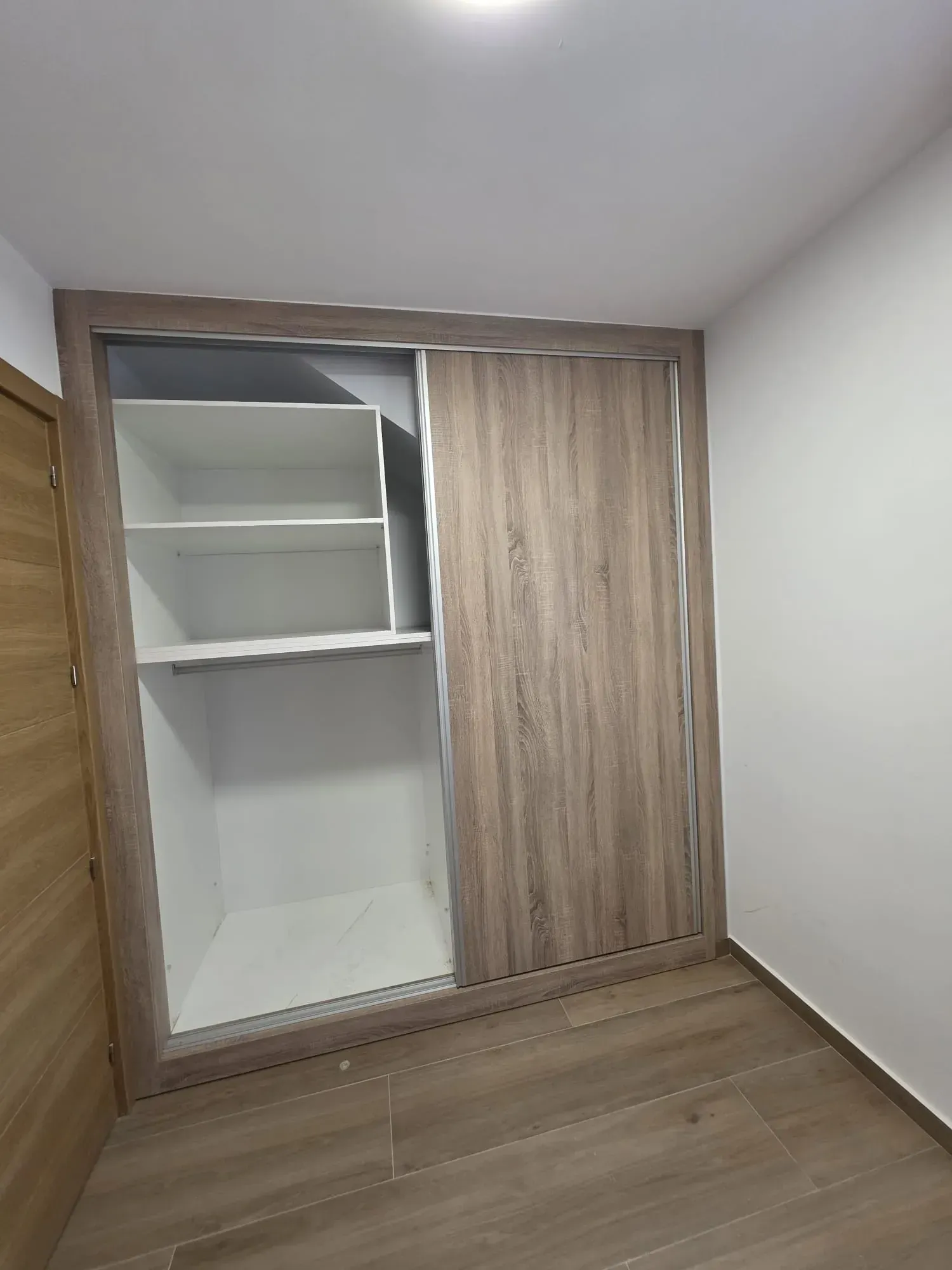 Cucarachas arrastrándose sobre migas y baldosas en el piso cerca de una pared.