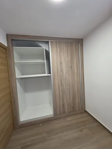 Cucarachas arrastrándose sobre migas y baldosas en el piso cerca de una pared.