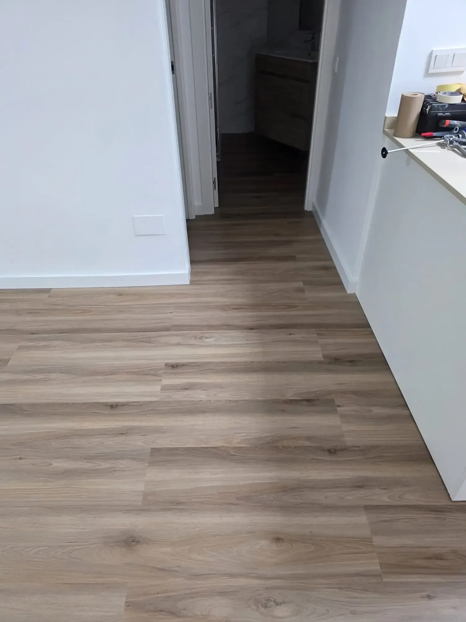 Cucarachas arrastrándose sobre migas y baldosas en el piso cerca de una pared.