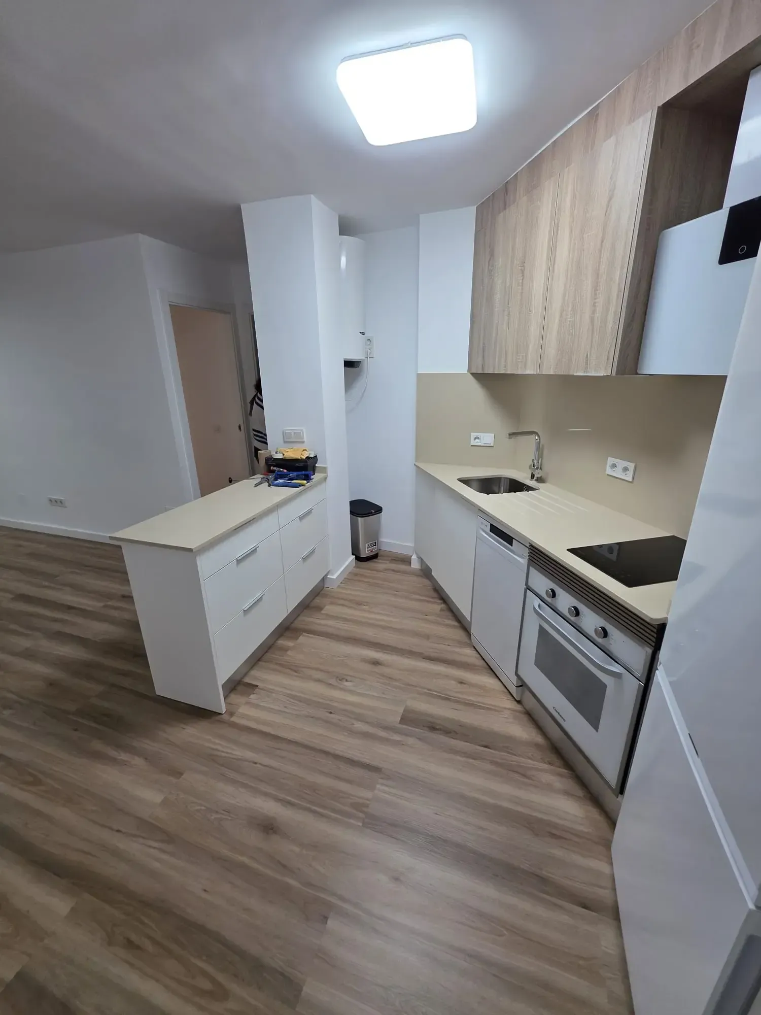 Hombre rociando pesticida sobre plantas, usando equipo de protección: máscara, gafas protectoras, guantes