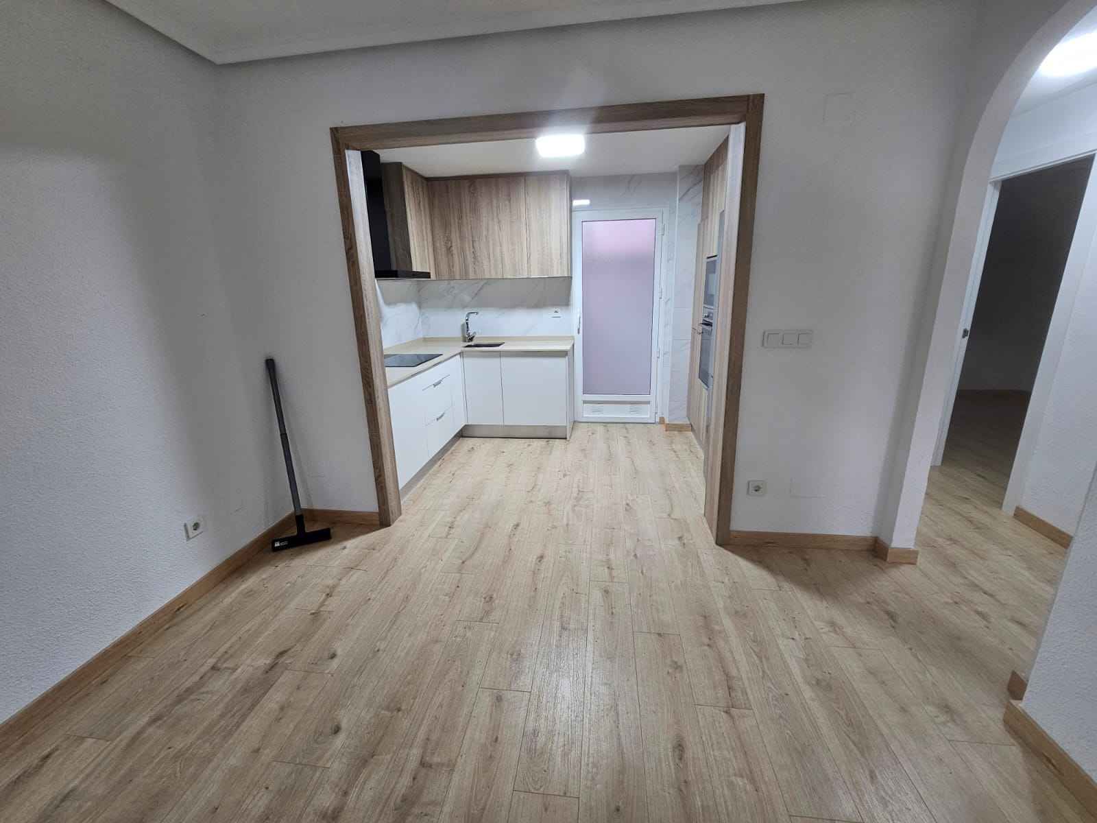 Cucarachas arrastrándose sobre migas y baldosas en el piso cerca de una pared.