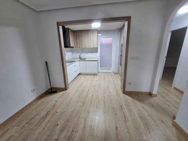 Cucarachas arrastrándose sobre migas y baldosas en el piso cerca de una pared.