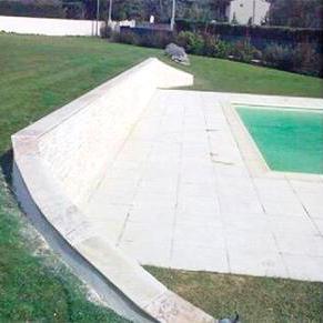 Les abords de la piscine