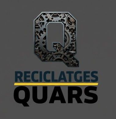 Logotipo para Reciclatges Quars: "Q" estilizada con engranajes, debajo el texto "RECICLATGES QUARS" con una l&iacute;nea amarilla.