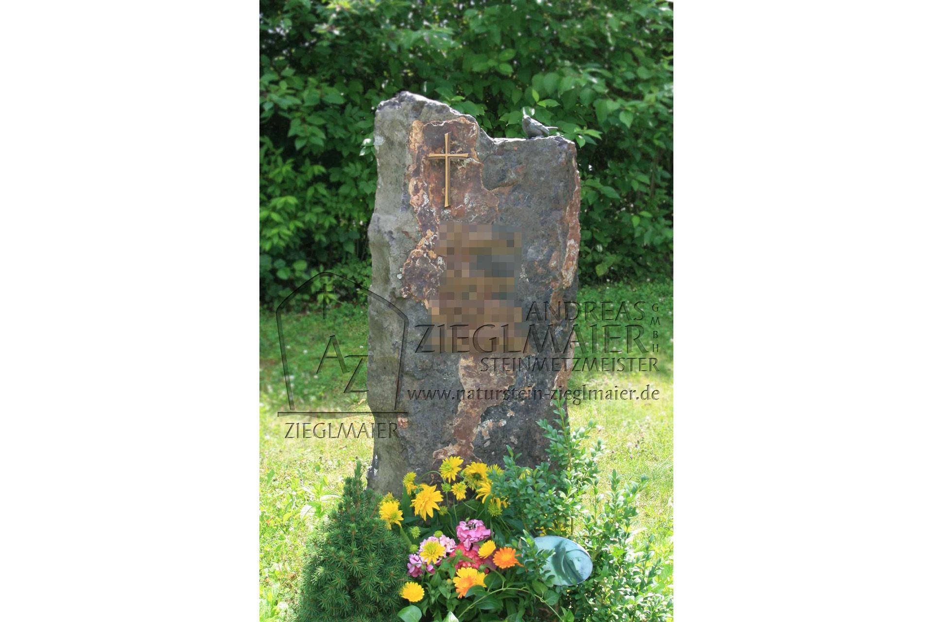 Naturbelassene Grabsteine