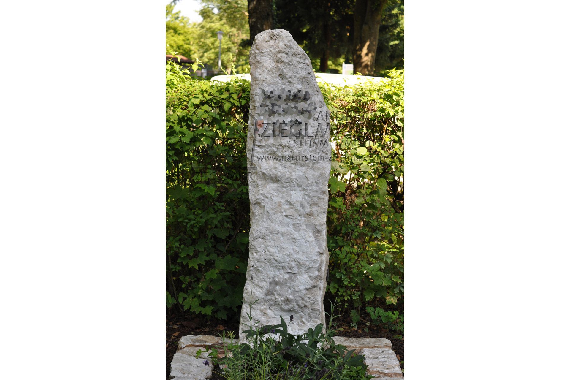 Naturbelassene Grabsteine