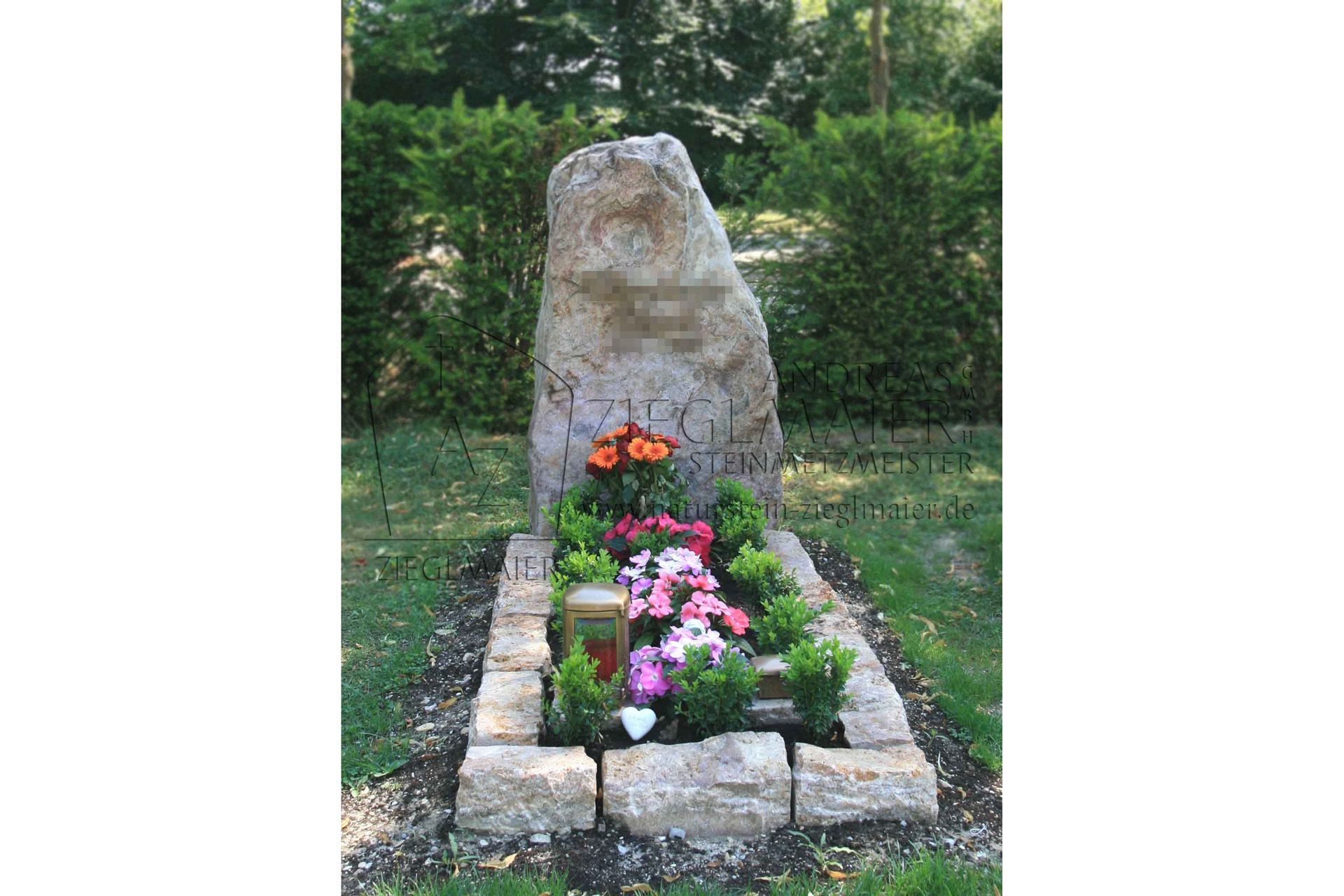 Naturbelassene Grabsteine