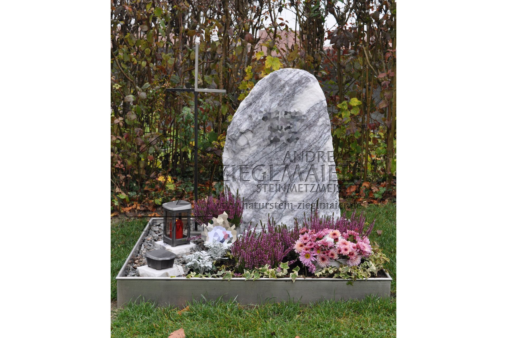 Naturbelassene Grabsteine