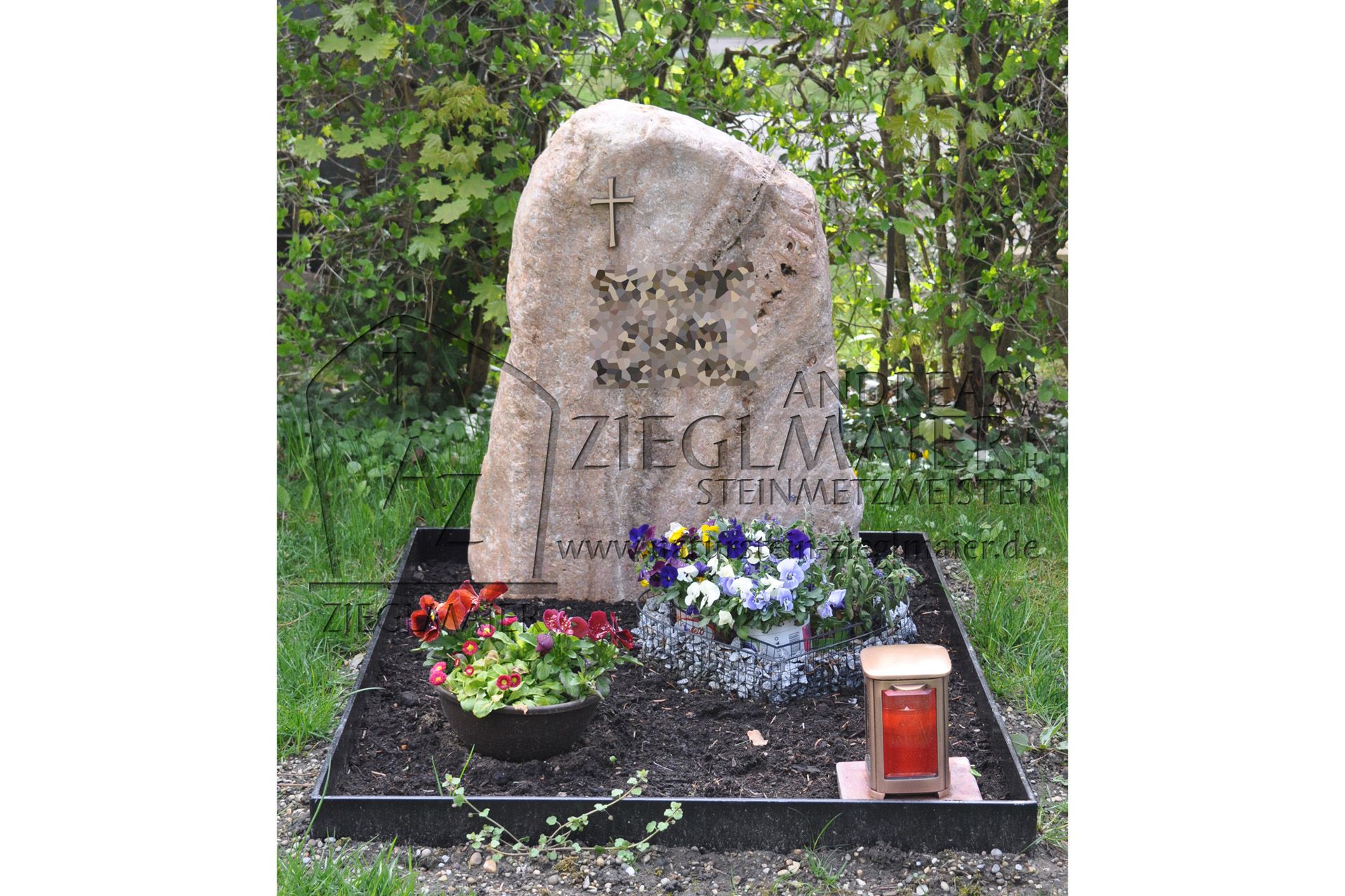 Naturbelassene Grabsteine