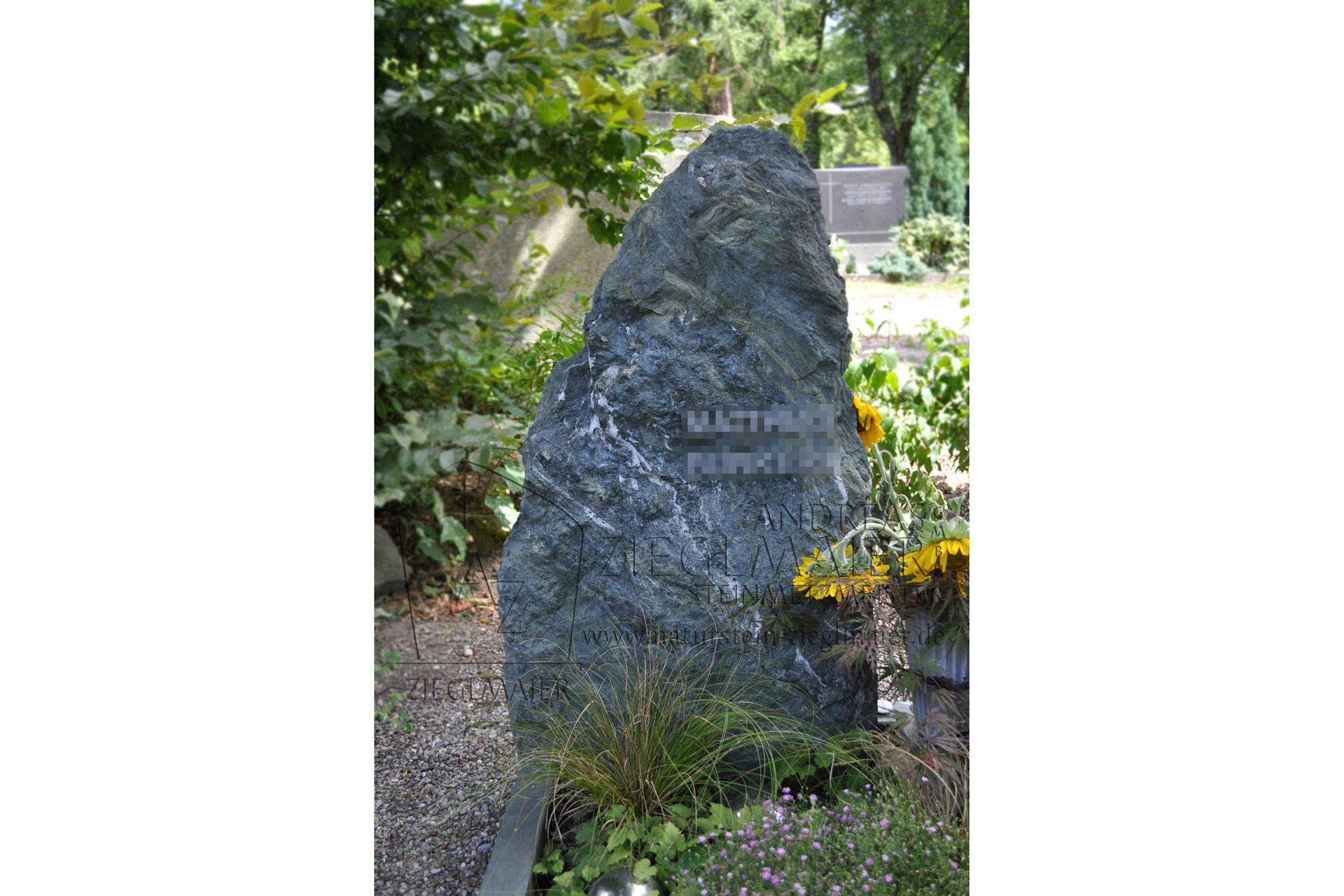 Naturbelassene Grabsteine