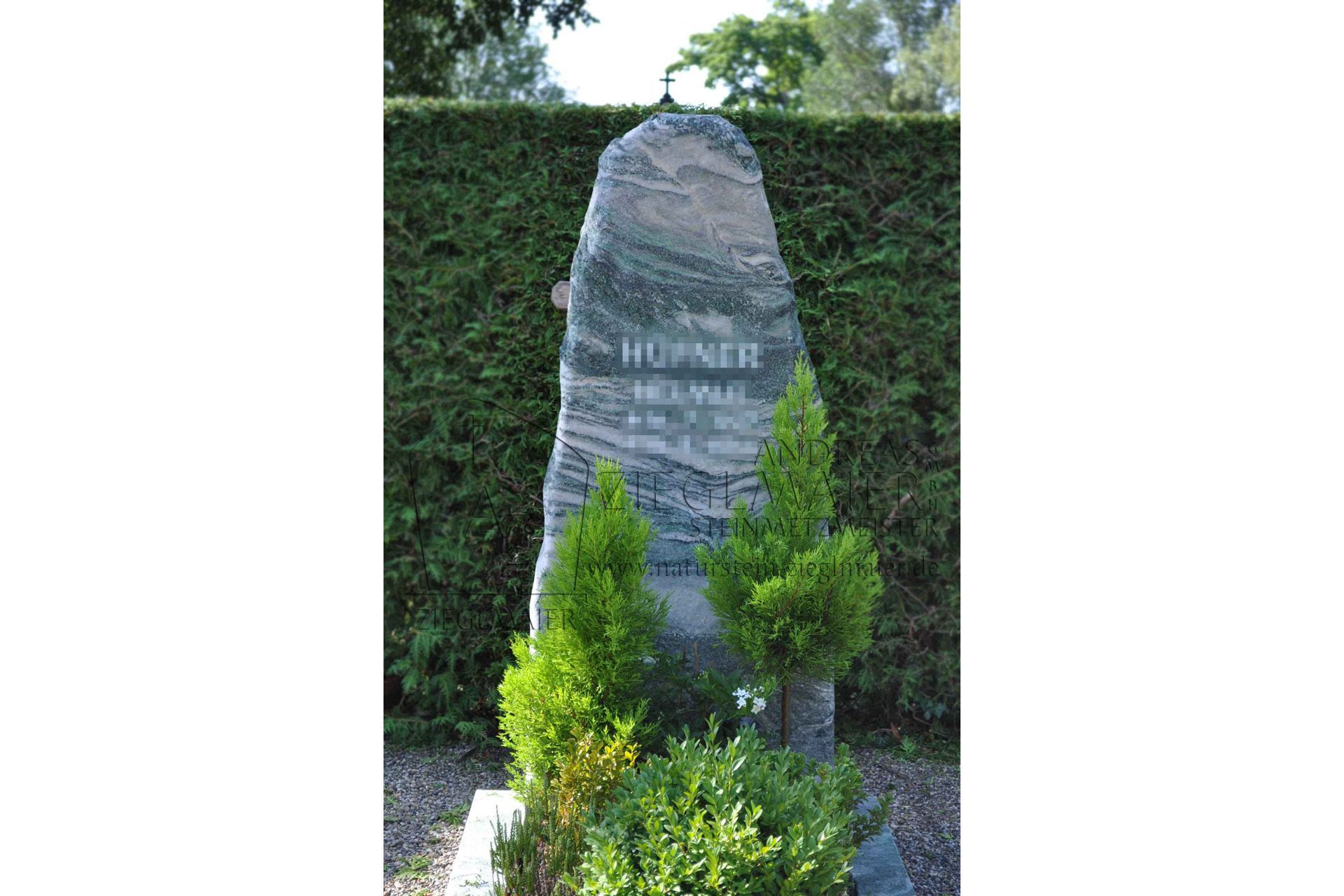 Naturbelassene Grabsteine