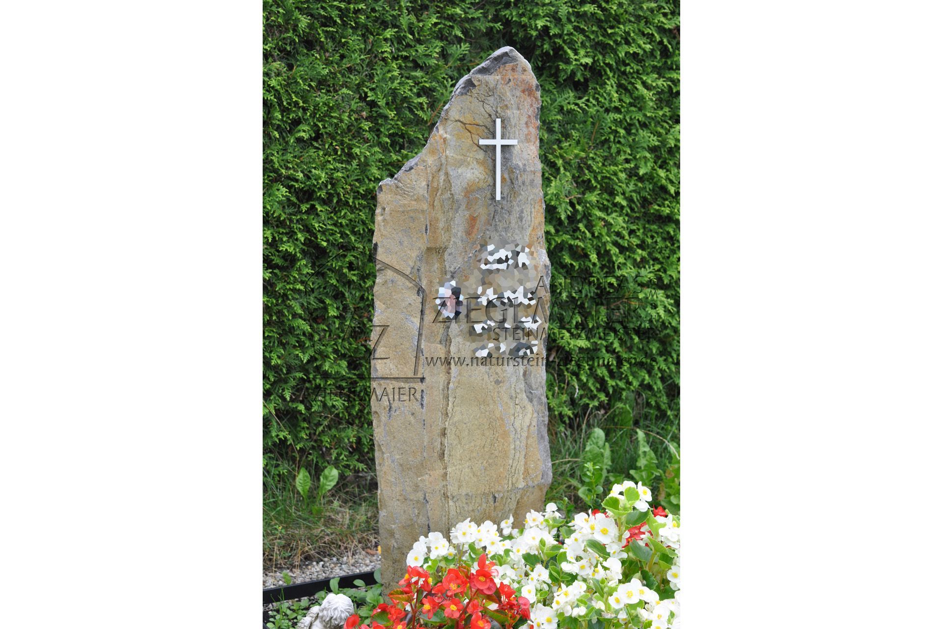 Naturbelassene Grabsteine
