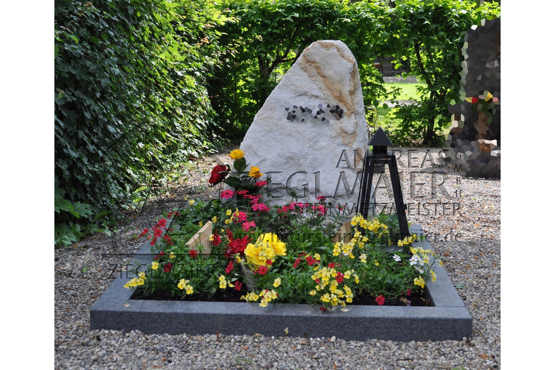 Naturbelassene Grabsteine