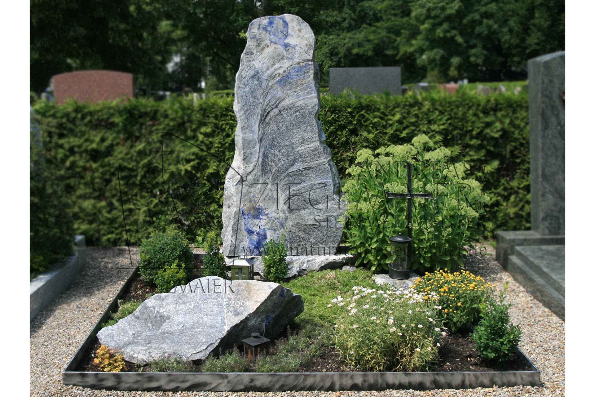 Naturbelassene Grabsteine