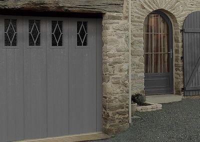 Porte de garage de couleur gris foncé