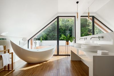 Salle de bain accessible avec douche carrelée, lavabo mural, miroir et porte-serviettes