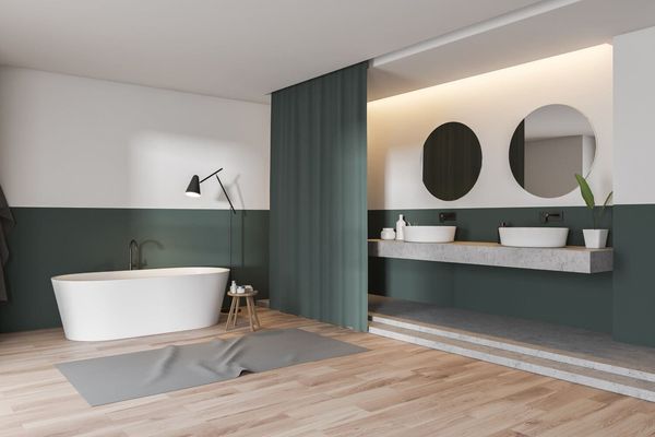 Un baño con bañera y dos lavabos.