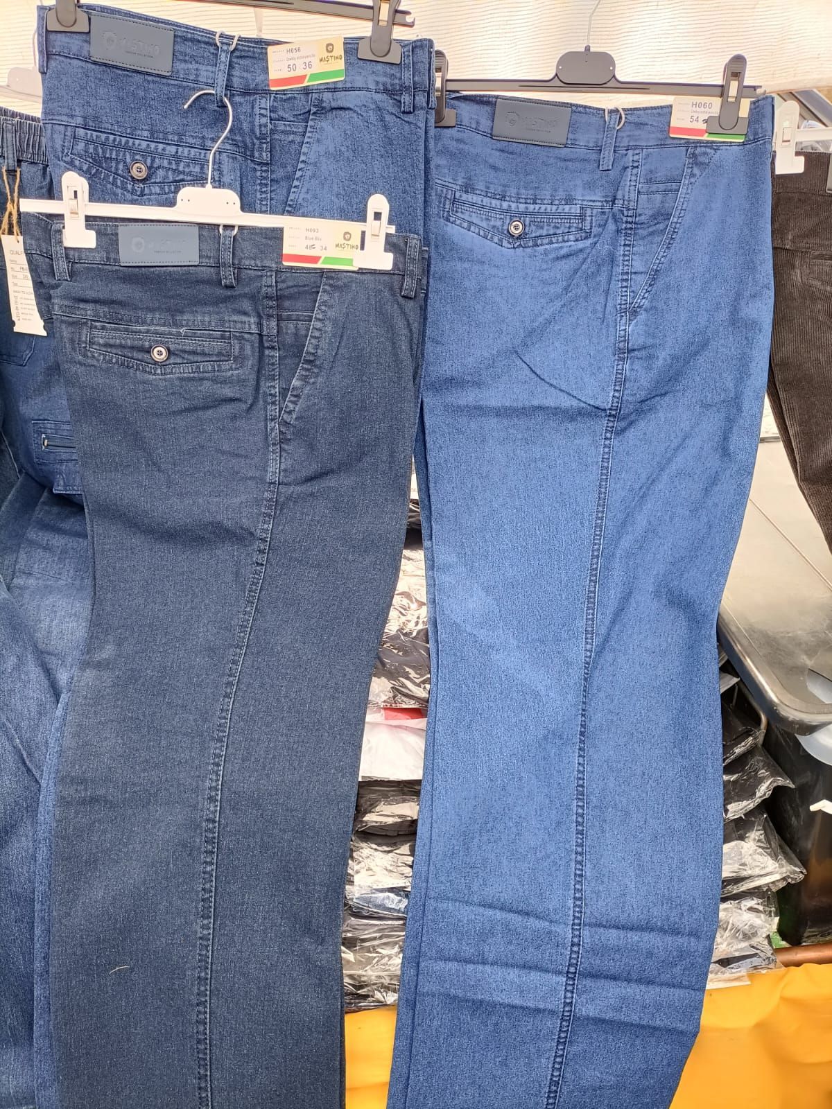 Tres pares de pantalones están apilados uno encima del otro.