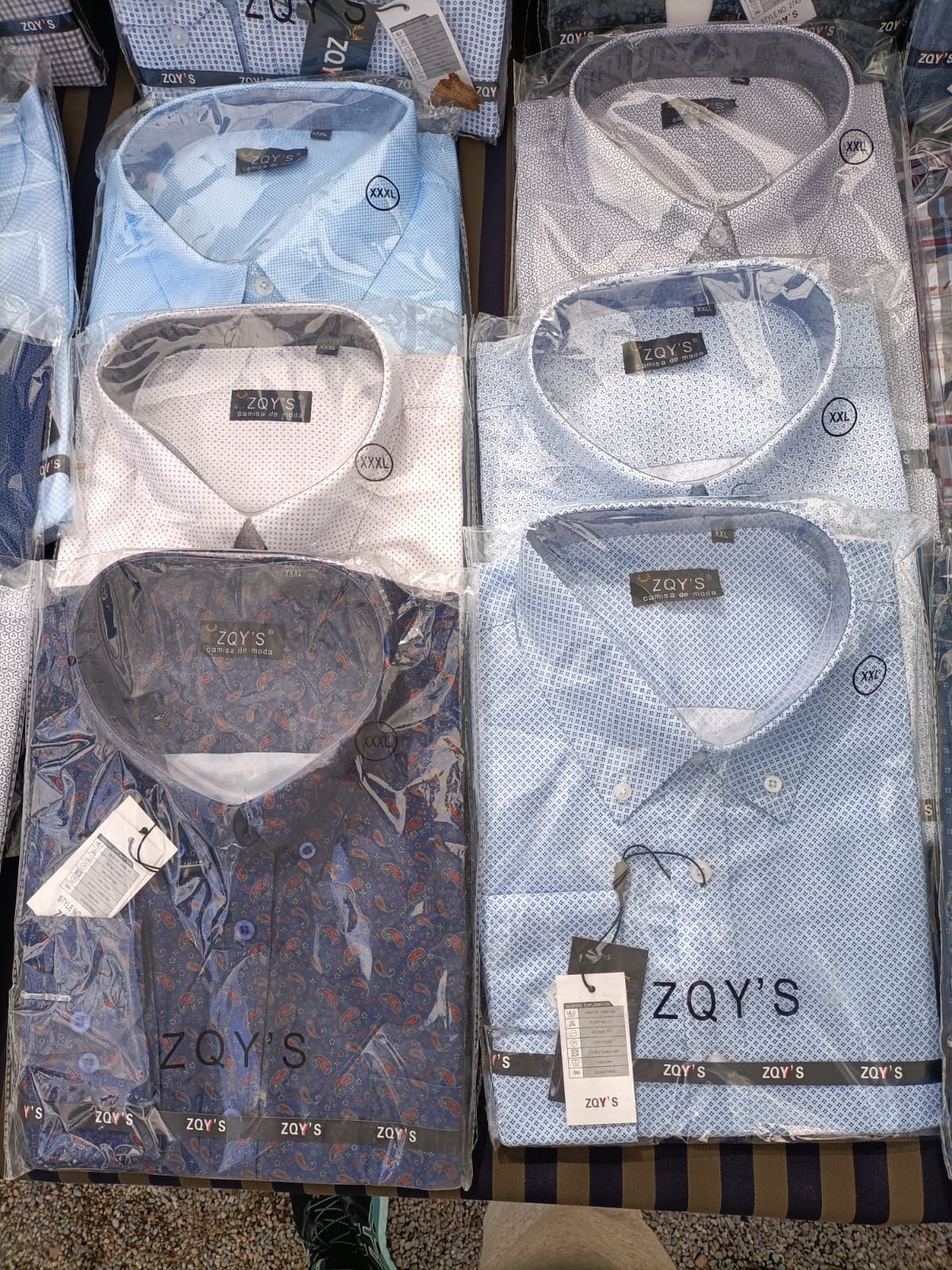 Hay tres camisas colgadas en un perchero en un armario.
