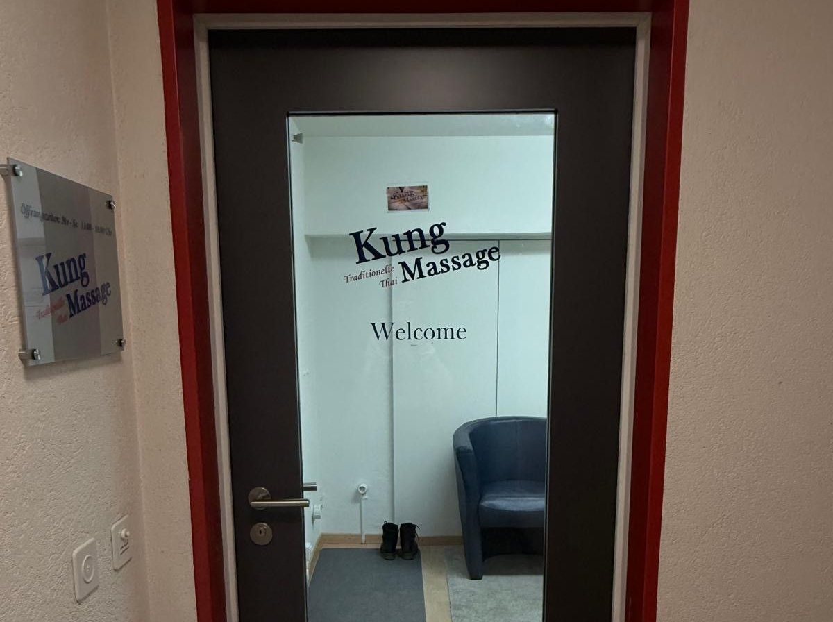 Massageraum mit Schaukelstuhl, Massagesessel und Sitzecke. Heller Holzboden, neutrale Wände.