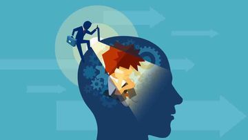 Silueta de una persona subiendo a un cerebro con engranajes, engranajes y una luz emitiendo luz.