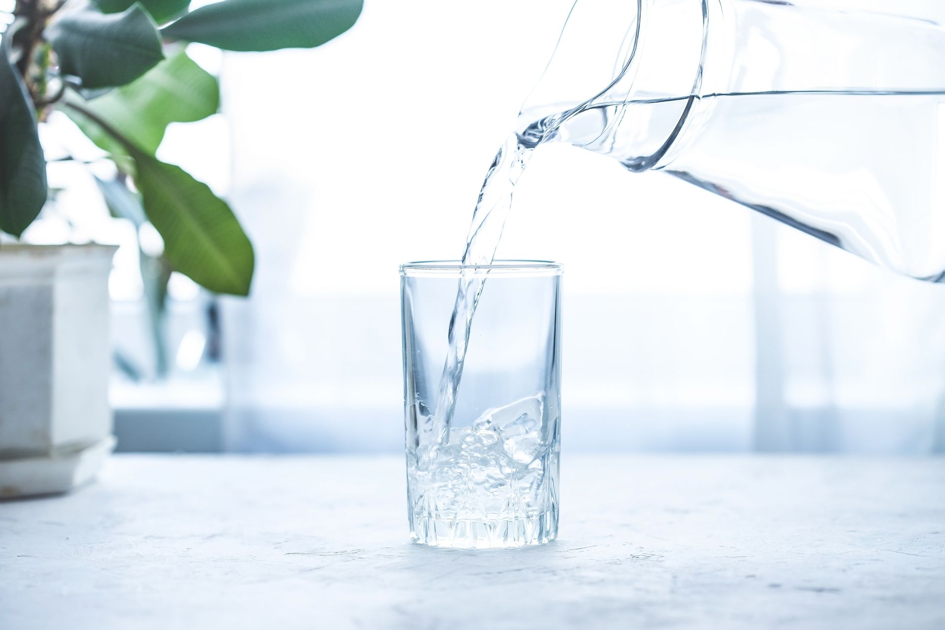 Carafe remplissant un verre d'eau
