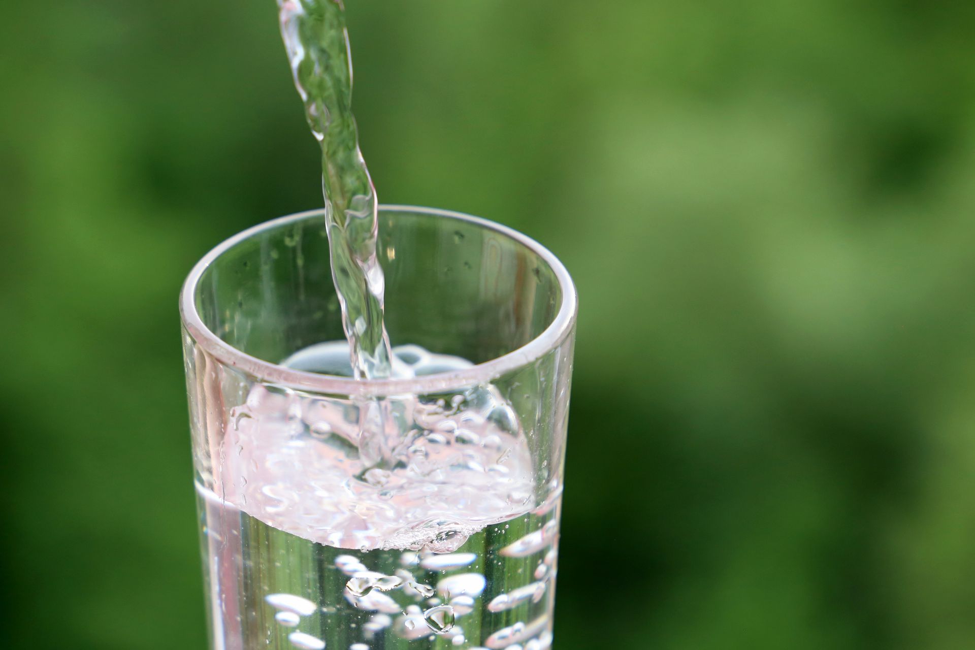Verre d'eau en train d'être rempli