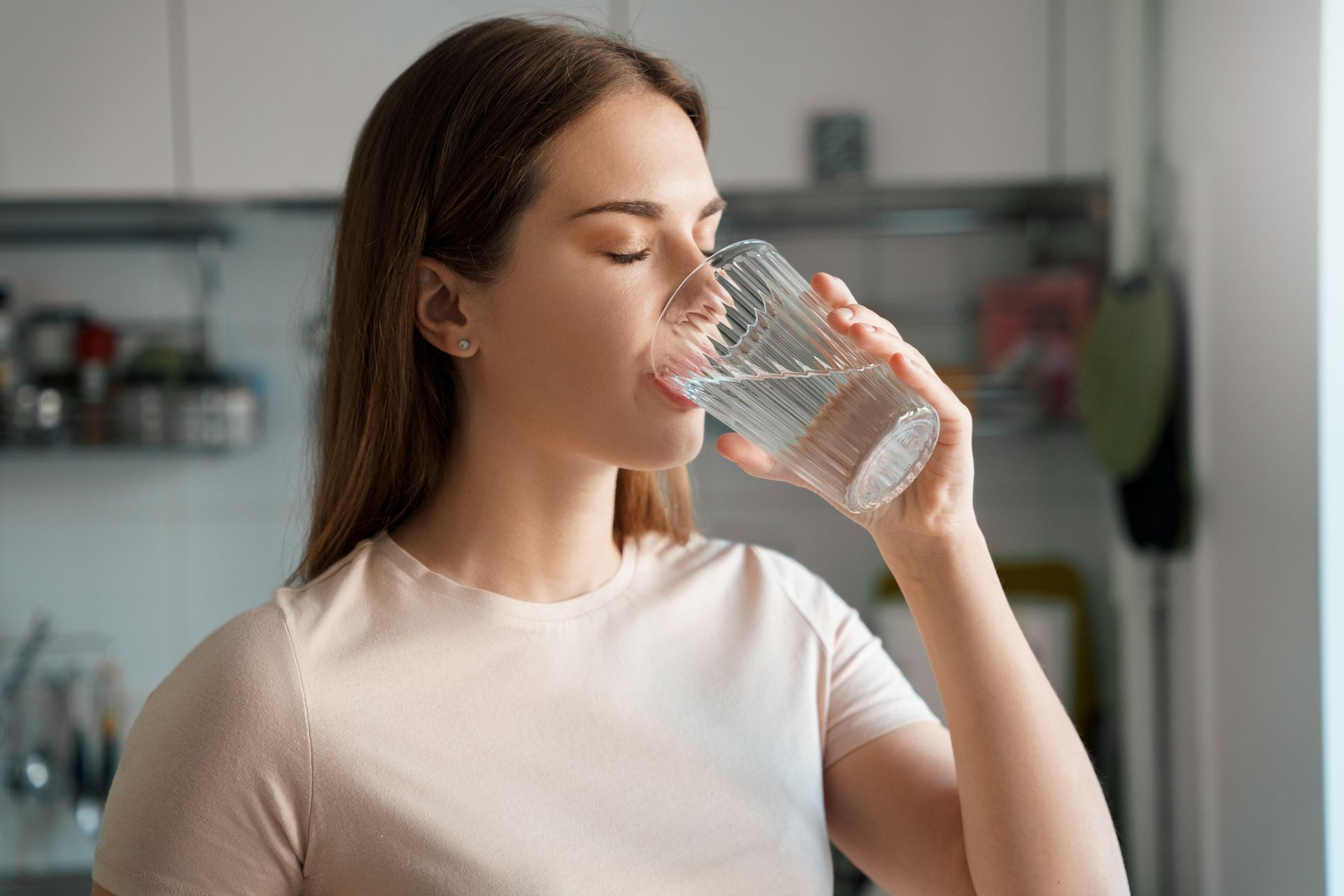 Femme buvant un verre d'eau