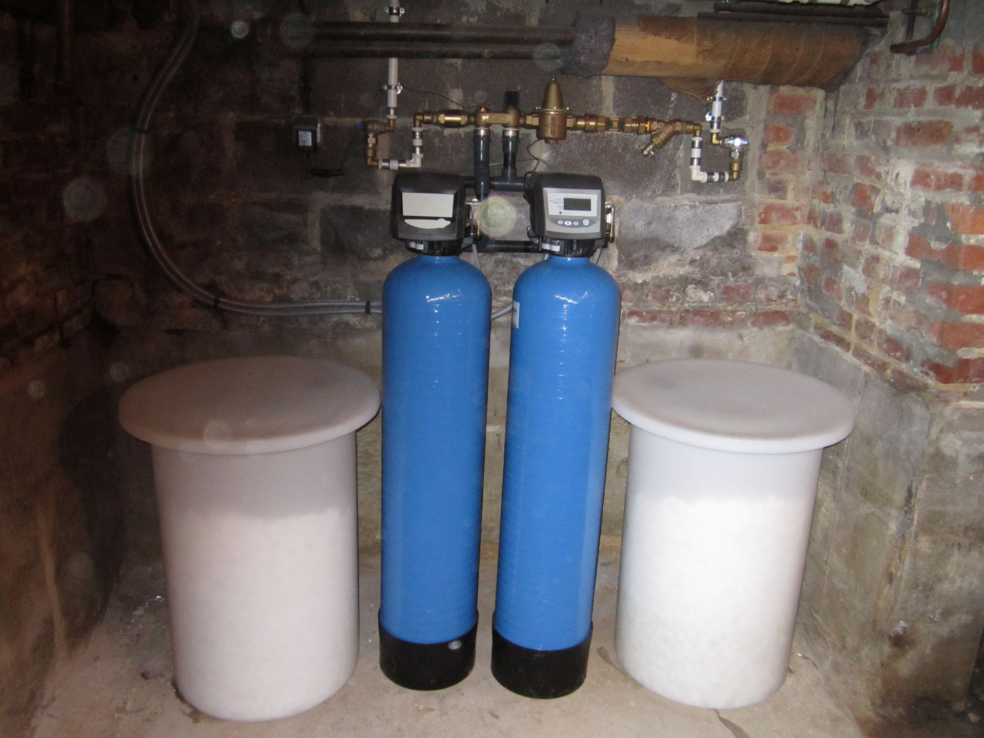 Adoucisseur d'eau bleu et blanc