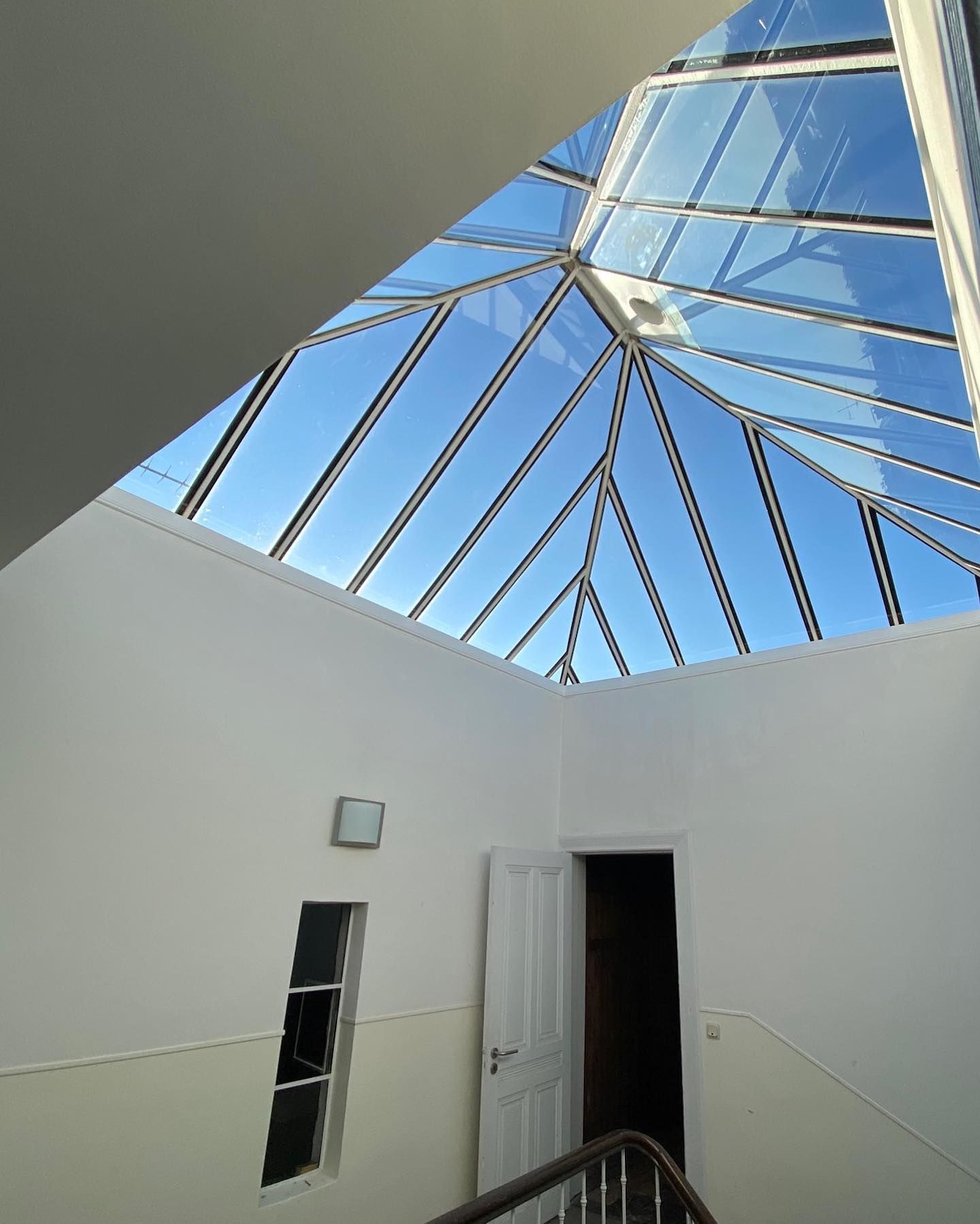 Blick in den Himmel durch ein Glasdach