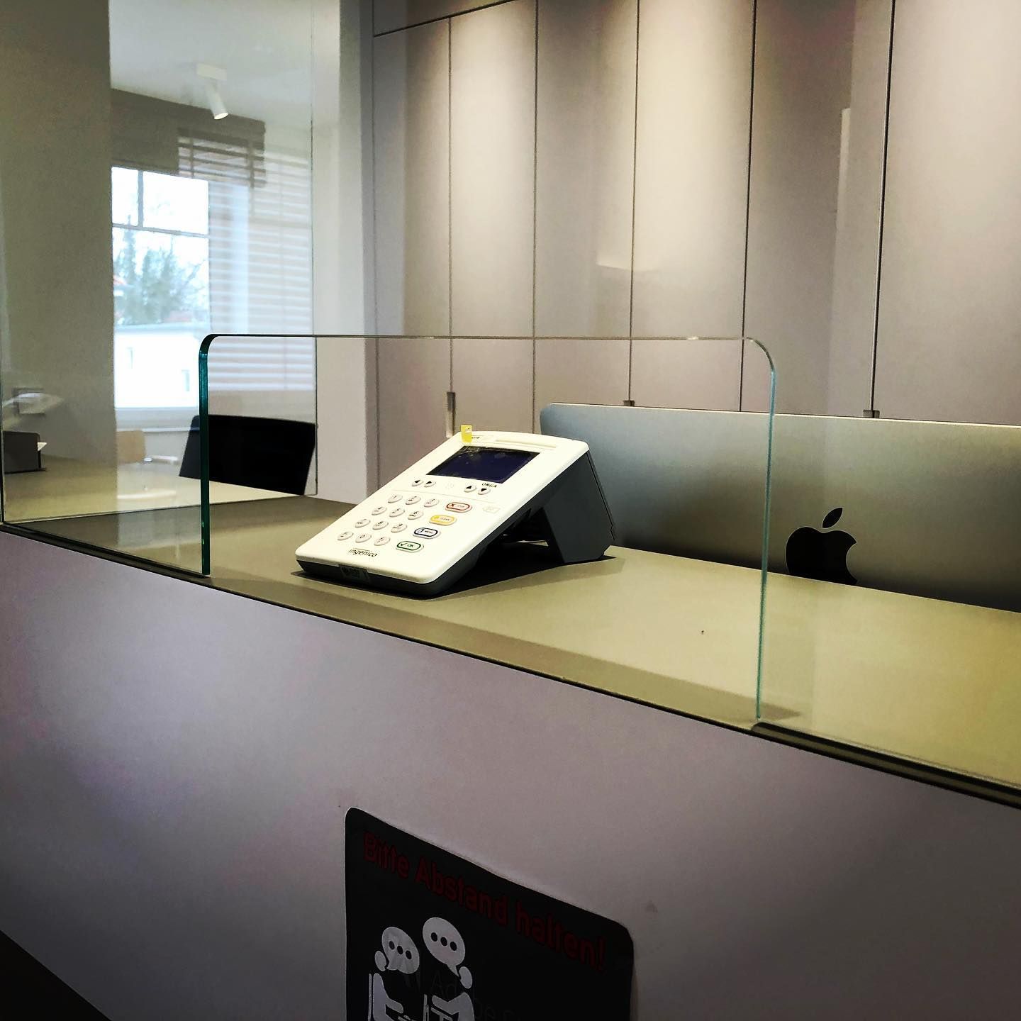 Ein Telefon liegt auf einer Theke neben einem Display
