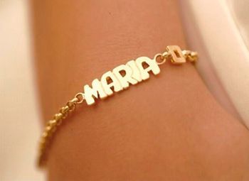 Una mujer lleva una pulsera de oro con el nombre María.