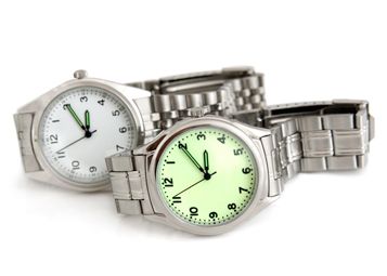 Dos relojes están apilados uno encima del otro sobre un fondo blanco.