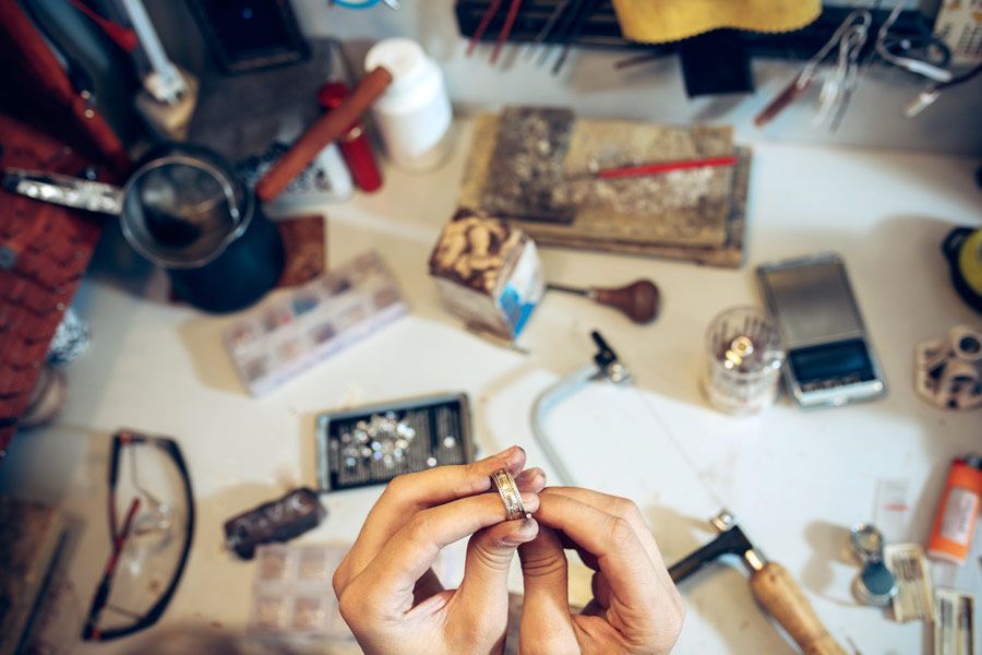 Una persona está trabajando en un anillo en un taller.