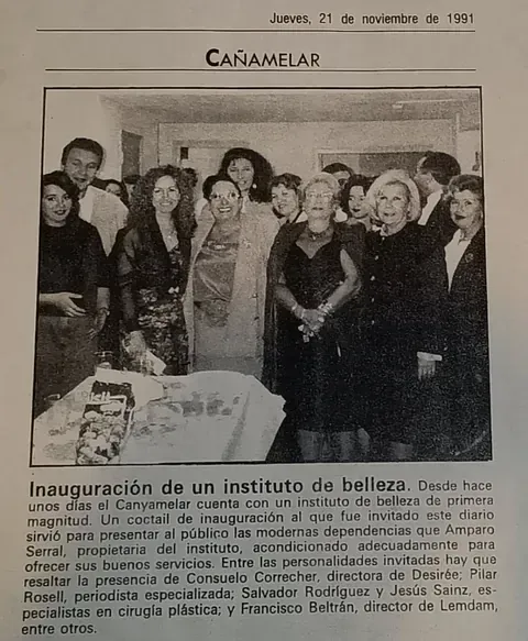 Un recorte de periódico en blanco y negro muestra a un grupo de personas en la inauguración de un instituto de belleza en Cañamelar.